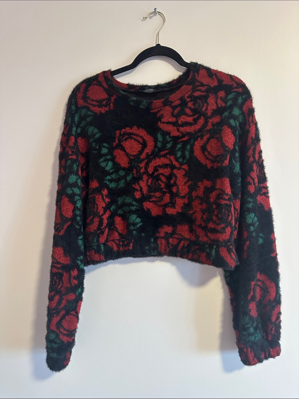 Berska Floral Rose Pattern Cropped Fuzzy Sweater - Black & Red - Medium